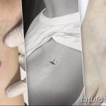 Фото тату: три небольшие минималистичные татуировки: кошка на луне, самолет, оставляющий след, и силуэт птицы в полете.