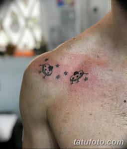 Фото татуировок на ключице и груди с изображением маленьких снежинок и звездочек. Простые и изящные рисунки татуировок в стиле минимализм.