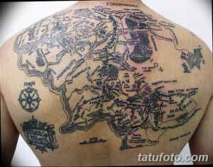 Фото тату: впечатляющая татуировка карта Средиземья из "Властелина колец" на спине. Детализированный рисунок татуировки с множеством географических названий.
