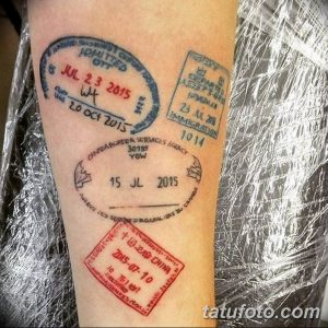 Фото тату на руке: имитация штампов о посещении различных стран с датами и названиями. Рисунок татуировки в стиле travel.