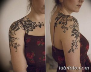Фото тату с изображением ветки роз, обвивающей плечо девушки. Черно-белый рисунок татуировки.