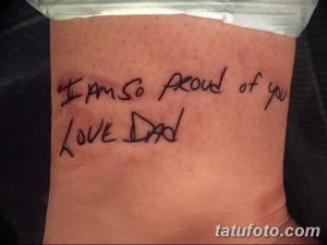 Фото татуировки надписи на спине: "I am so proud of you. Love Dad". Рукописный шрифт.