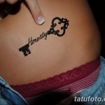 Фото тату: татуировка ключа с надписью "Honesty" на бедре. Символический рисунок татуировки для девушек.
