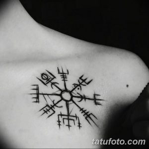 Фото тату: татуировка в стиле blackwork с изображением компаса викингов (Vegvísir) на плече. Символический рисунок татуировки для мужчин.