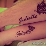 Фото тату: надпись 'Juliette' с двумя маленькими бабочками на женском запястье. Эскиз татуировки выполнен в минималистичном стиле с тонкими линиями.