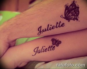 Фото тату: надпись 'Juliette' с двумя маленькими бабочками на женском запястье. Эскиз татуировки выполнен в минималистичном стиле с тонкими линиями.