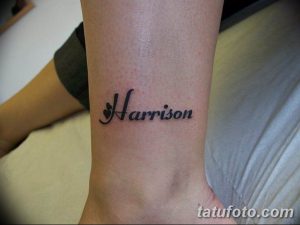 Фото тату с именем 'Harrison' и небольшим цветком. Черно-белая татуировка, выполненная на лодыжке, выглядит изящно и минималистично.