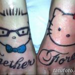 Фото тату Hello Kitty и ее друга на стопах. Яркие, красочные татуировки с детальной прорисовкой персонажей и надписью 'Together'.