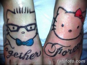Фото тату Hello Kitty и ее друга на стопах. Яркие, красочные татуировки с детальной прорисовкой персонажей и надписью 'Together'.