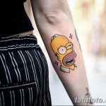 Фото тату: яркая татуировка с изображением Гомера Симпсона, мультяшный стиль, желтый и красный цвета, забавный рисунок татуировки.