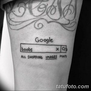 Фото тату: забавная черно-белая татуировка на руке, изображающая окно поиска Google с запросом 'boobs'. Юмористический рисунок.