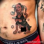 Фото тату на животе: портрет Snoop Dogg в мультяшном стиле с добавлением символов. Яркие цвета.