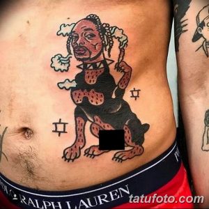 Фото тату на животе: портрет Snoop Dogg в мультяшном стиле с добавлением символов. Яркие цвета.