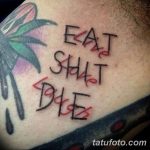 Фото татуировки на голове с надписью "EAT SHIT DIE", выполненной грубым, небрежным шрифтом.