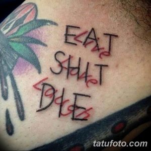 Фото татуировки на голове с надписью "EAT SHIT DIE", выполненной грубым, небрежным шрифтом.
