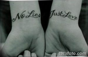 Фото парных татуировок на запястьях с надписями "No Lies" и "Just Love", выполненными черным цветом в каллиграфическом стиле.