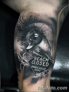 Фото татуировки с изображением глаза лошади и надписью "Beach Closed". Реалистичный рисунок в черно-серых тонах с морской тематикой.