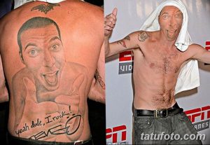 Фото татуировки на спине, изображающей портрет Мистера Бина с подписью 'Yeah dude, I rock!'. Юмористический и необычный рисунок.