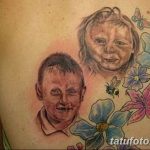Фото тату на груди: портреты двух детей и цветы, выполненные в реалистичном стиле. Яркий и красочный дизайн татуировки.