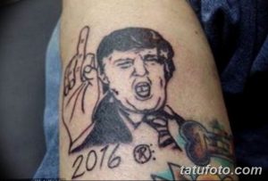 Фотография татуировки с изображением Дональда Трампа, показывающего средний палец, выполненной в мультяшном стиле на руке.