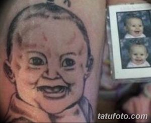 Фото тату с изображением лица ребенка, выполненного в черно-серых тонах на руке, рядом с изображением полароидного снимка. Реалистичный рисунок татуировки.