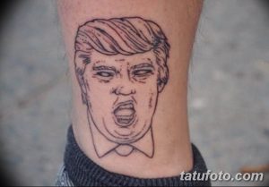 Фото тату: карикатурный портрет Дональда Трампа на ноге, выполненный черными линиями. Юмористическая татуировка.