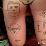 Фото тату: набор странных и бессвязных татуировок на ногах, включая портрет, геометрические фигуры, надписи и изображения могильных плит.