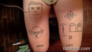 Фото тату: набор странных и бессвязных татуировок на ногах, включая портрет, геометрические фигуры, надписи и изображения могильных плит.