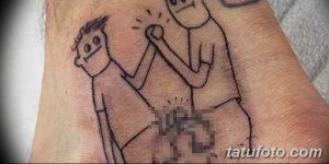 Фото тату: наивный рисунок драки двух человечков, выполненный черными линиями на коже предплечья. Юмористическая татуировка.