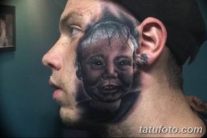 Фотография татуировки на шее мужчины, изображающей детское лицо, создающее иллюзию, будто ребенок находится внутри шеи, выполненной в реалистичном стиле.