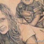 Фотография татуировки на руке, изображающей мать с ребенком, выполненной в реалистичном стиле с использованием оттенков серого, демонстрирующая трогательную и эмоциональную сцену.