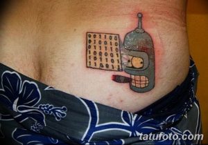 Фото тату на бедре: изображение робота Bender из мультсериала Futurama. Яркий и детализированный рисунок татуировки в мультяшном стиле.