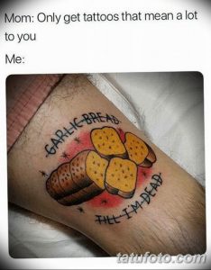 Фото тату на руке: забавный рисунок чесночного хлеба в обрамлении надписи 'Garlic Bread Till I'm Dead'. Оригинальная и юмористическая татуировка.
