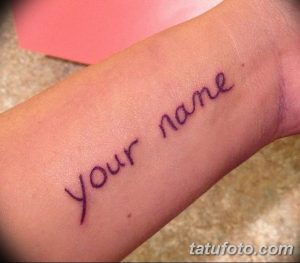 Фотография татуировки на запястье с надписью 'Your name', выполненной простым шрифтом.