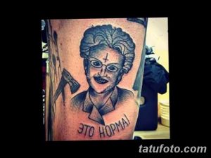 Фото тату с изображением жуткой старушки с топором и надписью "Это норма!", выполненное в черно-серых тонах. Оригинальный и пугающий выбор.
