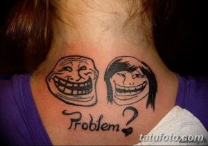 Фото тату с изображением интернет-мема "Trollface" и надписью "Problem?", выполненное в черно-белой гамме на шее. Необычный и провокационный выбор.