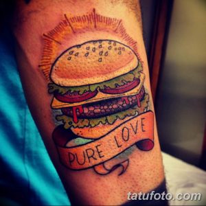 Фото тату на предплечье с изображением аппетитного бургера и надписью 'Pure Love'. Яркая и забавная татуировка для любителей фастфуда.