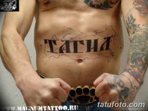Фото тату на животе мужчины с изображением карты России и надписью 'Тагил'. Черно-белый рисунок татуировки с акцентом на географическое положение.