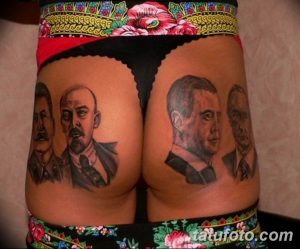 Фото татуировки на ягодицах с изображением портретов Ленина, Сталина, Брежнева и Черненко. Черно-белый рисунок татуировки.