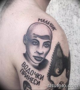 Фото татуировки с изображением Мальчика с пальцем из сказки Пушкина. Черно-белый рисунок татуировки в реалистичном стиле.