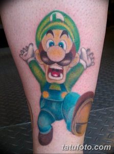 Фото яркой татуировки на ноге с изображением Луиджи из игры Super Mario, в прыжке.