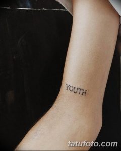 Фото тату надписи "YOUTH" на внутренней стороне предплечья. Черный цвет, простой шрифт.