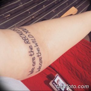 Фото тату надписи на внутренней стороне предплечья. Текст "We are the reckless, we are the wild youth" выполнен черным цветом.