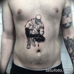 Фото тату: изображение скелета в толстовке и кедах на животе. Оригинальный и современный рисунок татуировки.