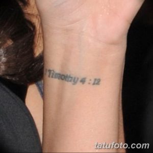 Фото тату: надпись 'Timothy 4:12' на запястье. Скромная и значимая татуировка с религиозным смыслом.