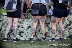 Фото нескольких девушек с татуировками на ногах, руках и других частях тела. Разнообразие стилей и рисунков.