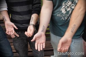 Фото тату с датами рождения, нанесенными на запястья нескольких человек. Минималистичные татуировки в виде цифр.