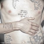 Фото тату с надписями на теле, включая фразу "How can a angel break my heart?" и другие эмоциональные высказывания.
