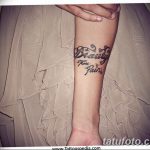 Фото тату надписи "Beauty From Pain" на запястье. Изящный шрифт с декоративными элементами, выполненный в черном цвете.