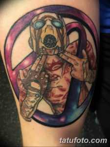 Цветная татуировка персонажа Клауда из видеоигры Borderlands, выполненная на руке. Детализированный рисунок с использованием ярких цветов и теней.